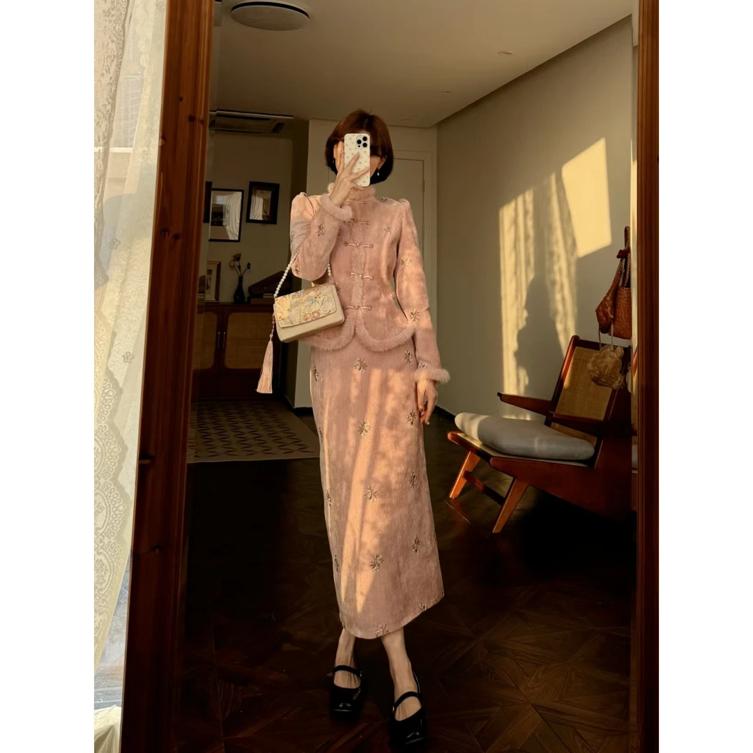 蕾英俊-卿意绵-冬季新中式刺绣修身上衣+高腰刺绣半裙-JF5586