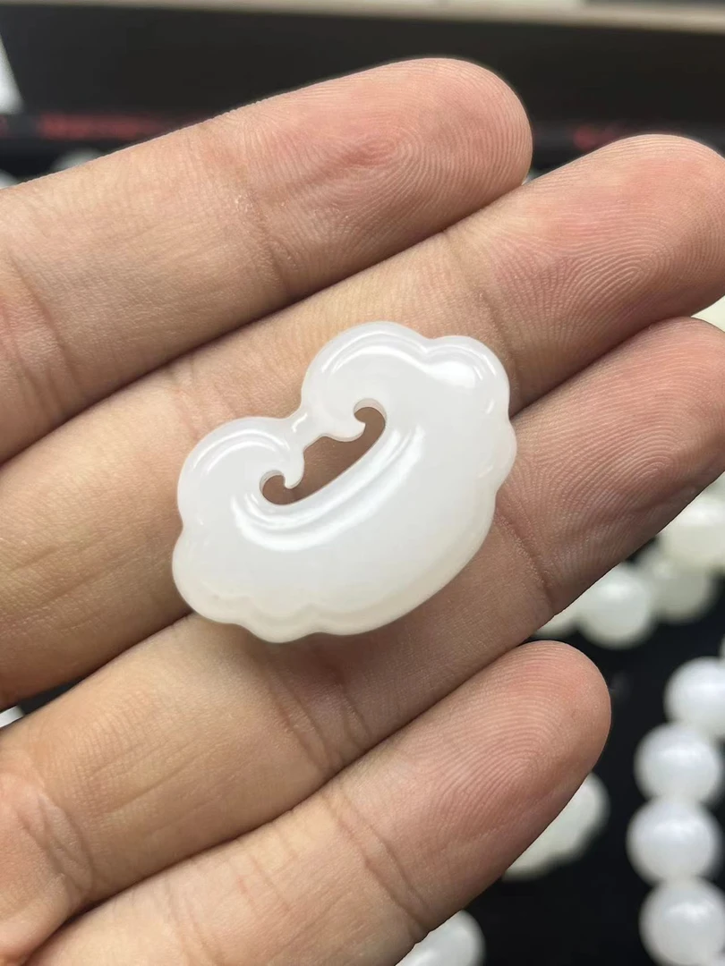 天然新疆和田玉且末天泰A+如意吊坠