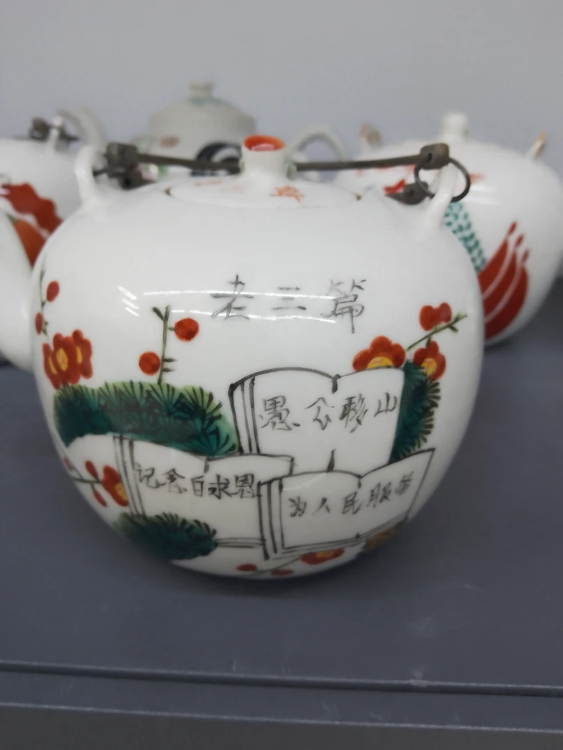 粉彩老三篇提梁壶一只，容量500毫升左右