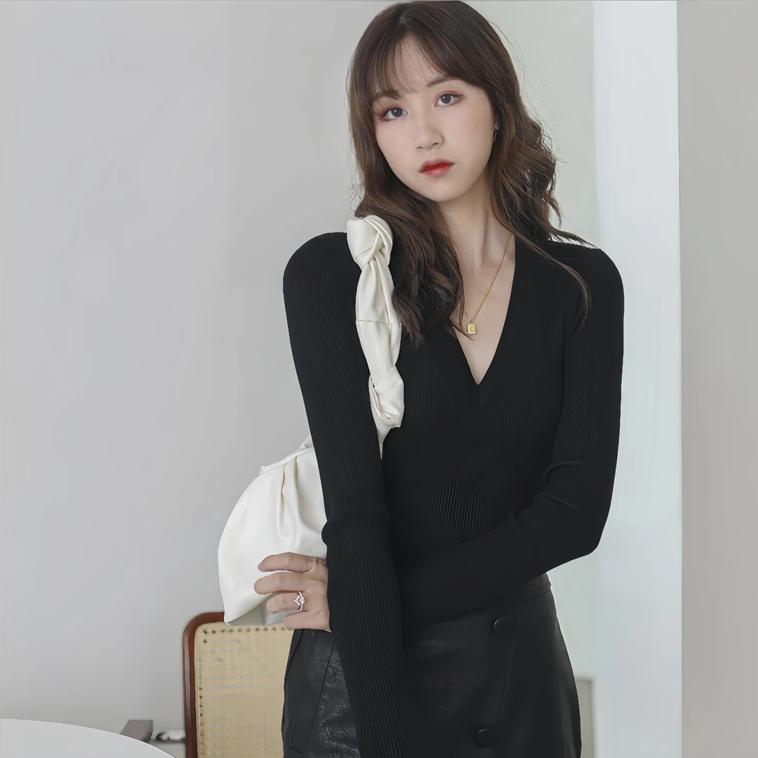 2025年秋冬上衣黑色修身深V领收腰打底内搭长袖针织衫洋气毛衣女