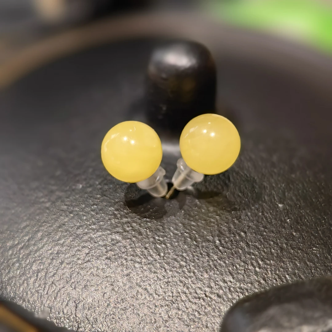 天然蜜蜡 6mm百搭耳钉S925银镶嵌时尚轻奢简约复古女款鸡油黄黄色