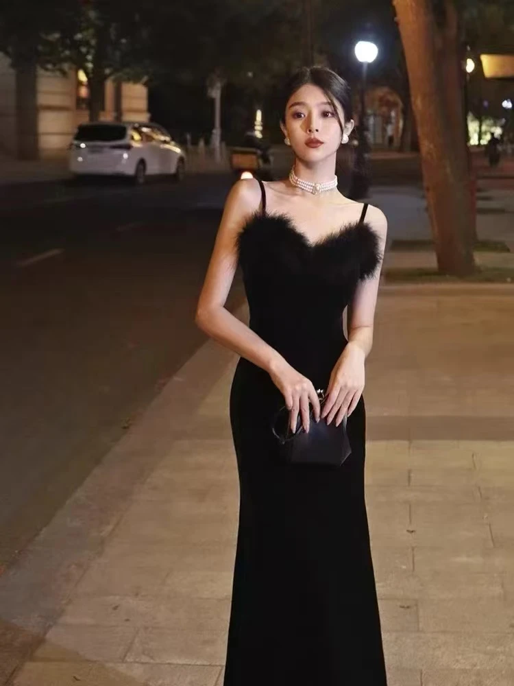 黑色连衣裙2025气质收腰显瘦吊带毛毛感连衣裙