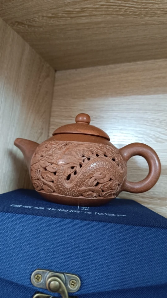 林朱勋作品：镂空茶壶一个