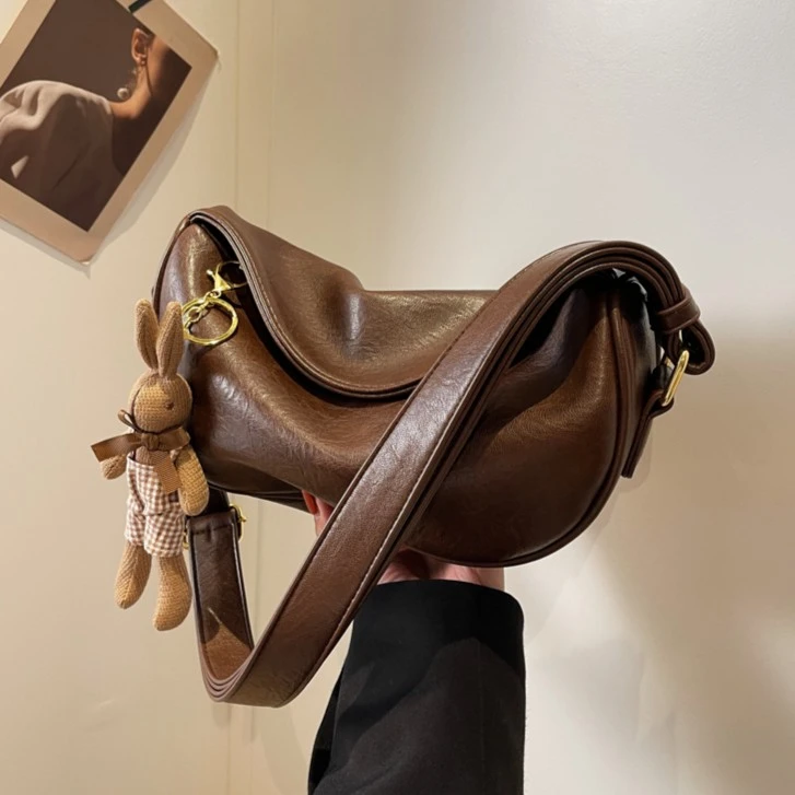 时尚休闲包包秋冬单肩斜挎包复古质感通勤饺子包宽肩洋气百搭女士