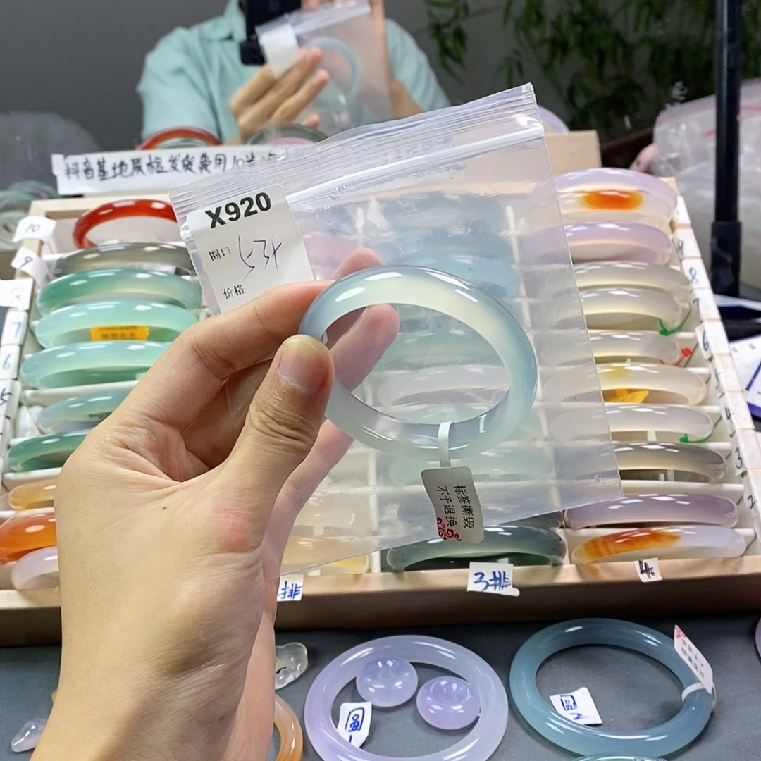 玛瑙/玉髓手镯未镶嵌云**云