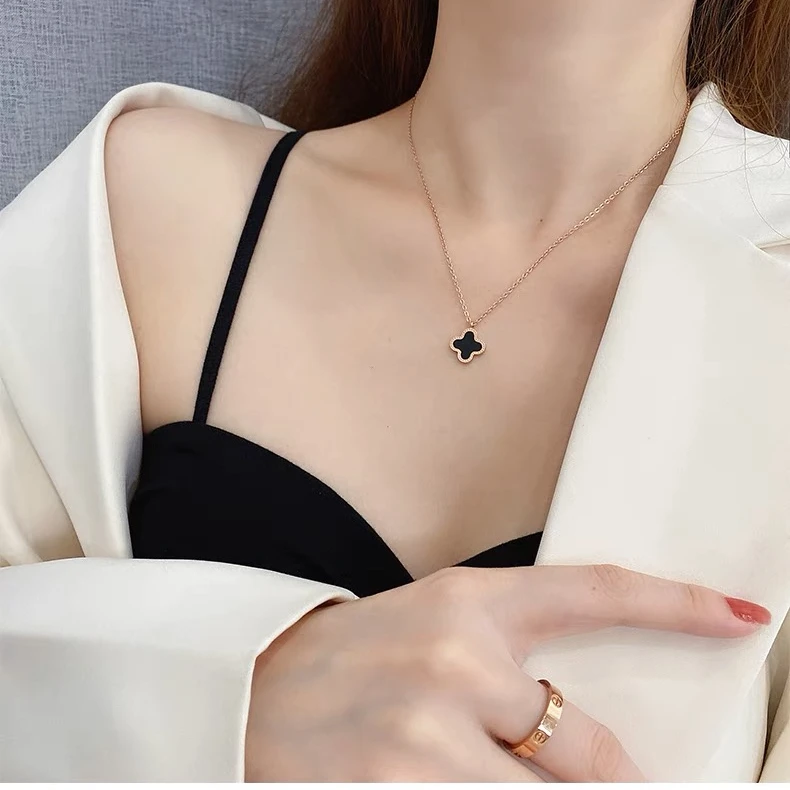 钛钢项链 百搭四叶草黑白双面简约小众时尚轻奢ins坠链 Y006