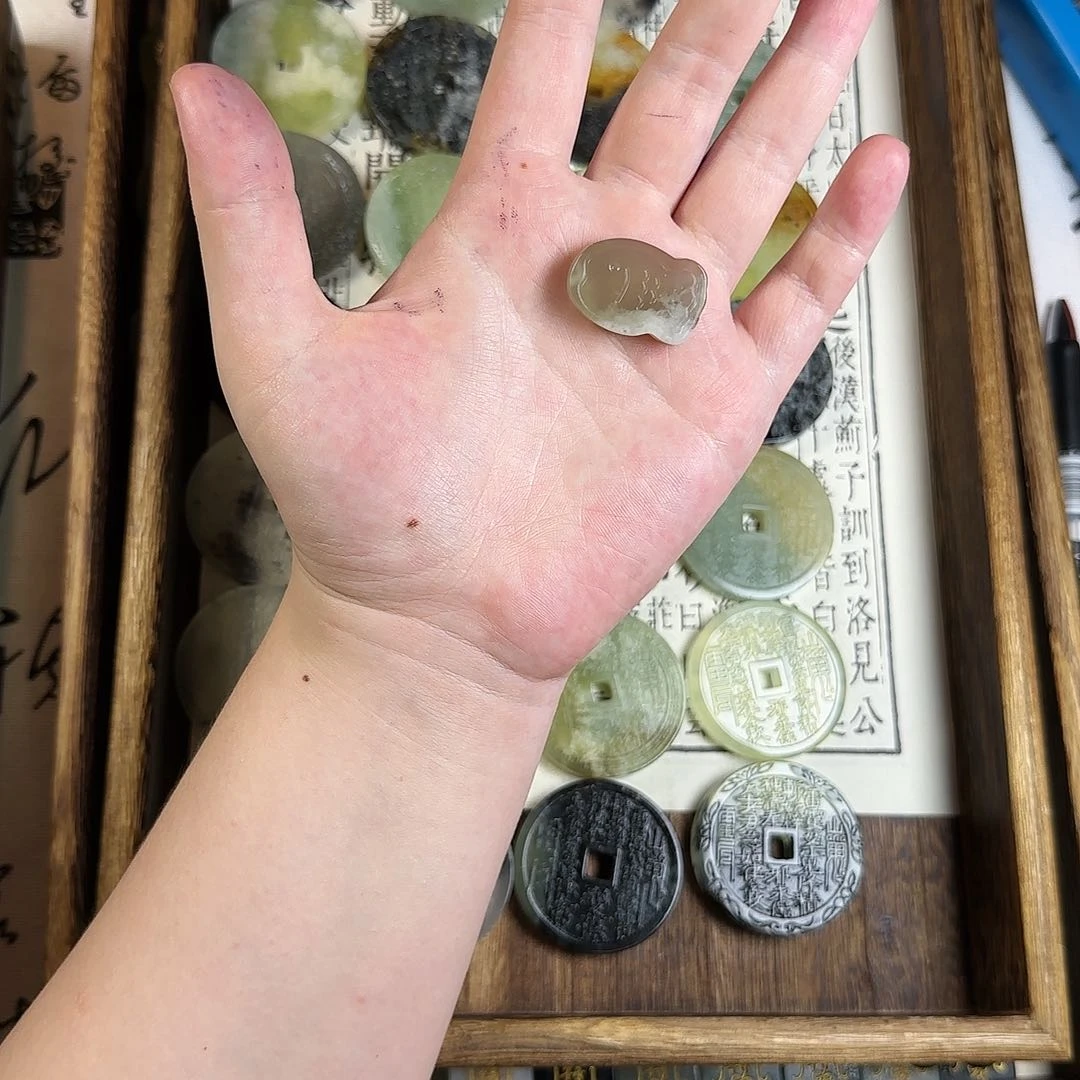 蛇纹石玉颈饰合金阳****干