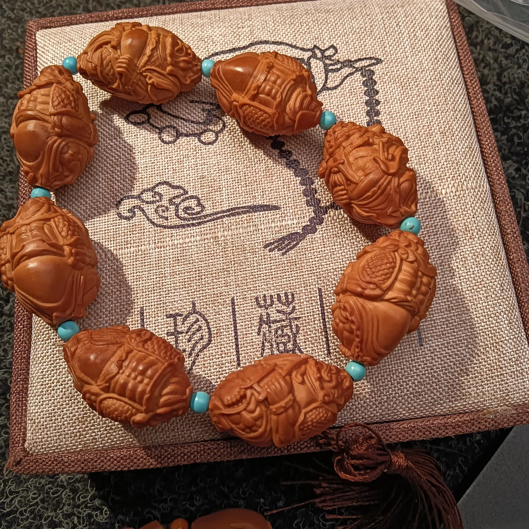 橄榄核雕刻八大护法