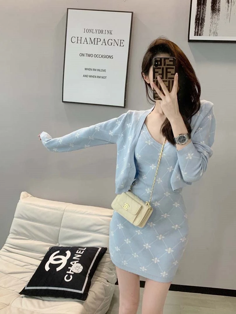 蓝色小香风连衣裙女2023新款高级感时尚洋气修身针织吊带包臀裙子