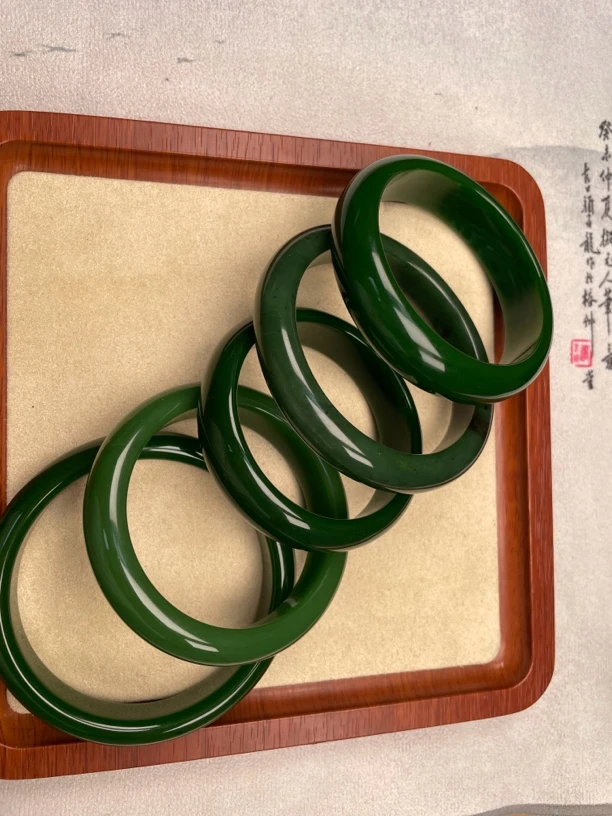 和田玉俄罗斯菠菜绿精美时尚手镯（多样性发货拍一发一）