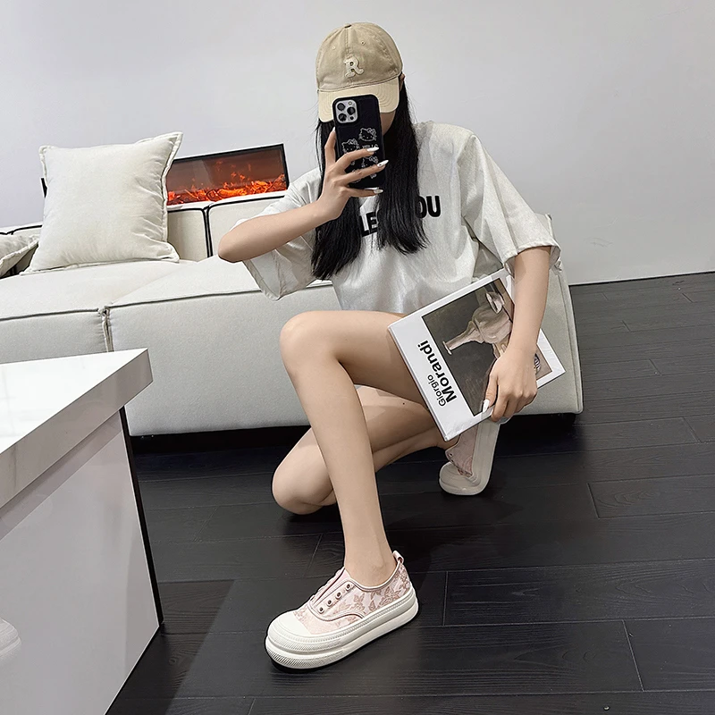 036国风女鞋2025年新款懒人一脚蹬百搭厚底圆头休闲印花板鞋