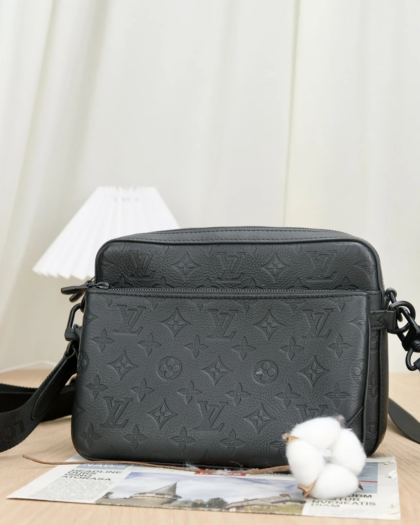 嘉壹/99新(6222)LV Trio牛皮革黑色全皮压纹三合一邮差包