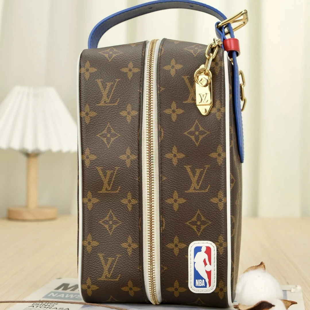 LV x NBA联名Dopp Kit老花金链洗漱手拿包