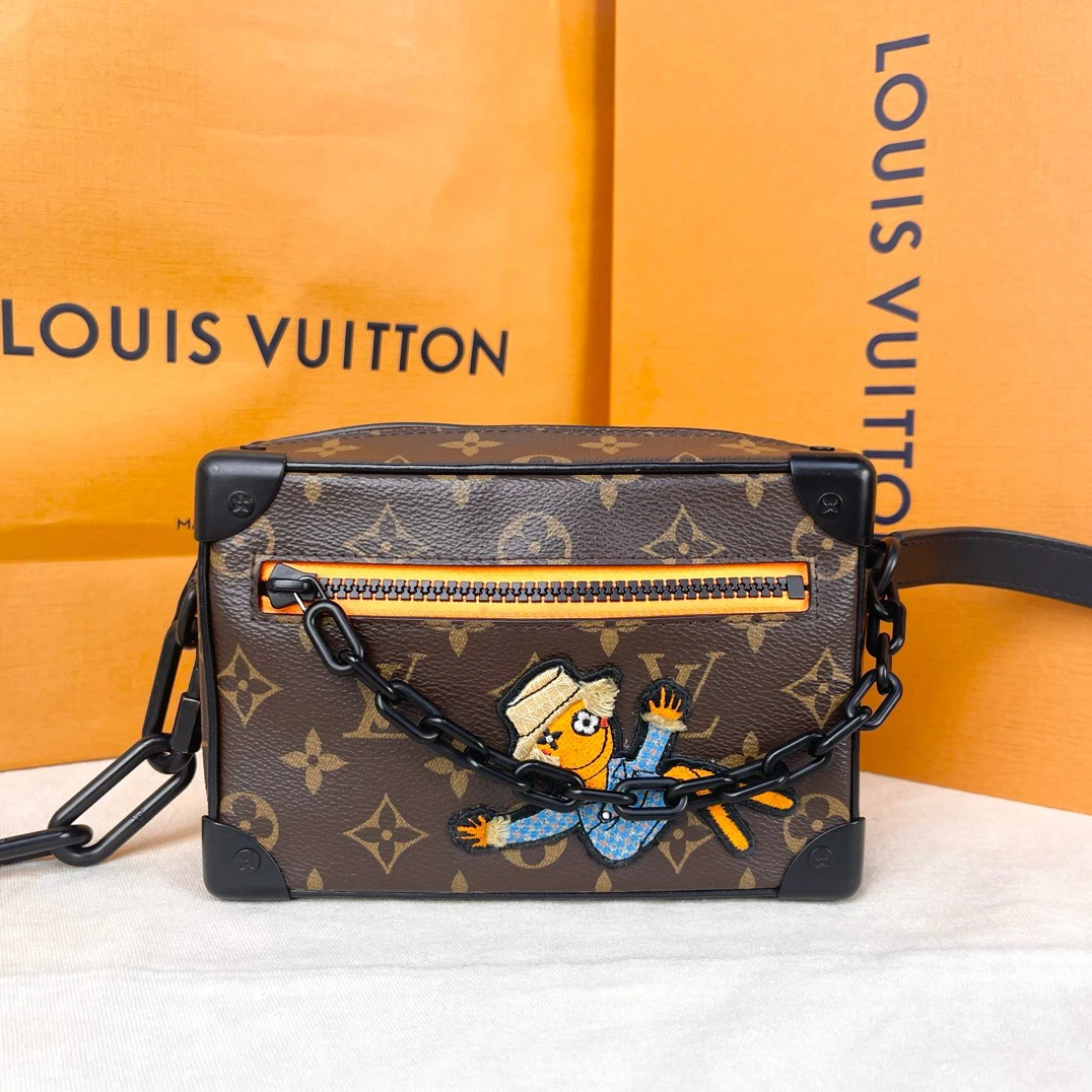 嘉壹/99新(4851) LV稻草人21ss mini soft trunk棕老花玩偶小盒子