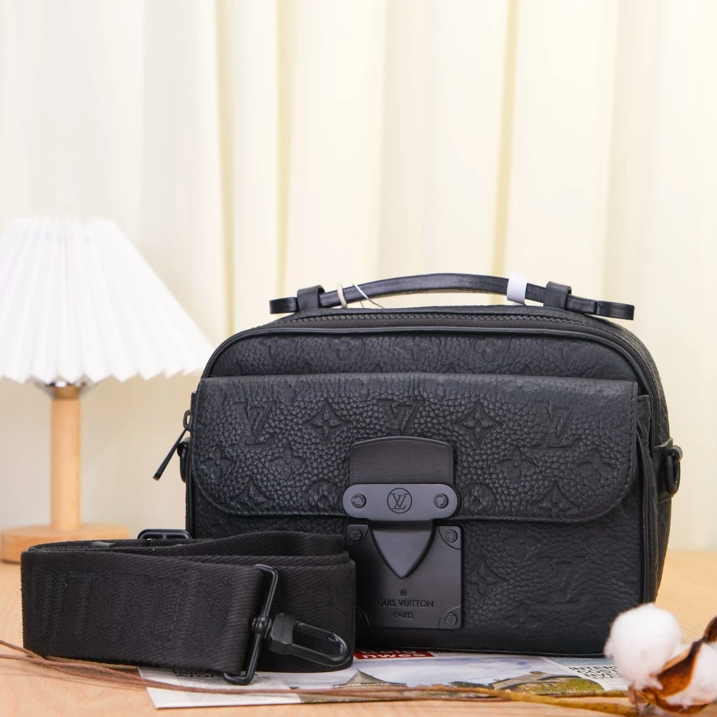 99新 LouisVuitton/路易威登 嘉壹/(5773)LV Slock黑色压纹邮差包