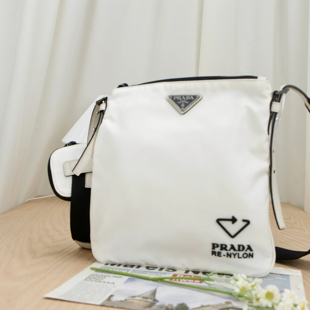 嘉壹/95新(6175)Prada 白色尼龙三角珐琅徽标单肩斜挎包