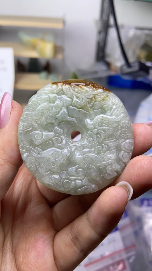 天然翡翠九龙吊坠