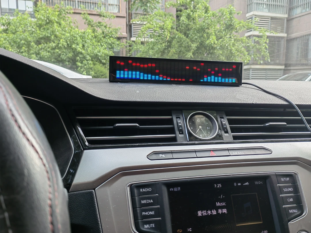 全彩音乐频谱显示器26厘米，车载USB供电64种效果亮度灵敏度可调