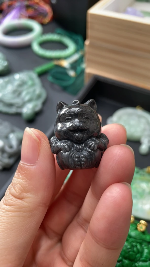 A货翡翠乌鸡料吊坠