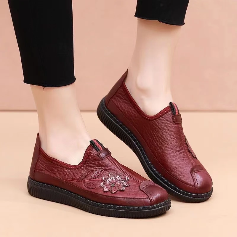 2024春秋新款女款休闲一脚蹬中老年软底防滑轻便妈妈鞋平底单鞋