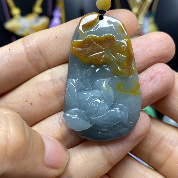 翡翠颈饰未镶嵌一**莲翡翠