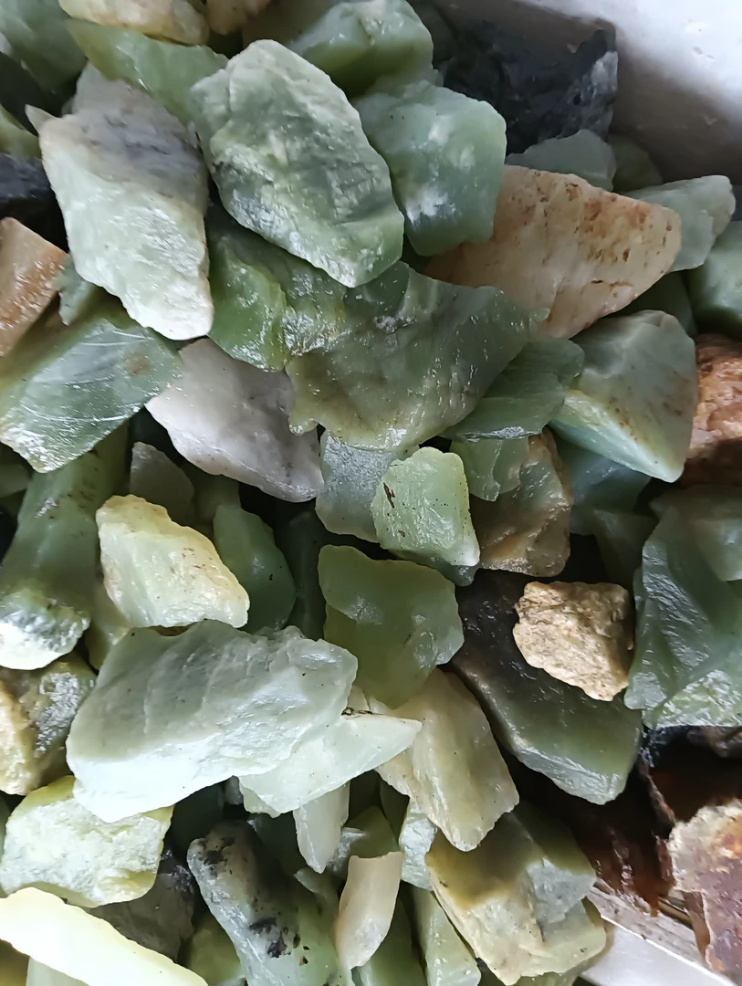 岫玉原石多样性发货一块