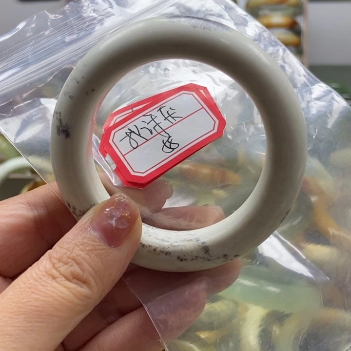 蛇纹石玉手镯未镶嵌我****?