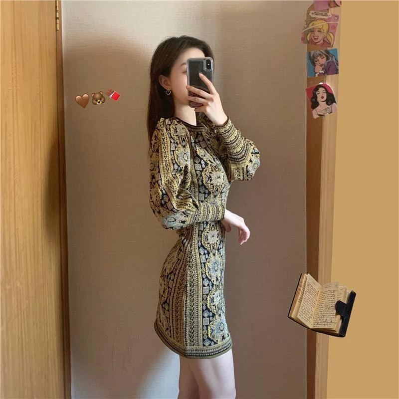 高端轻奢名媛法式裙子2024秋装新款复古风收腰打底内搭针织连衣裙