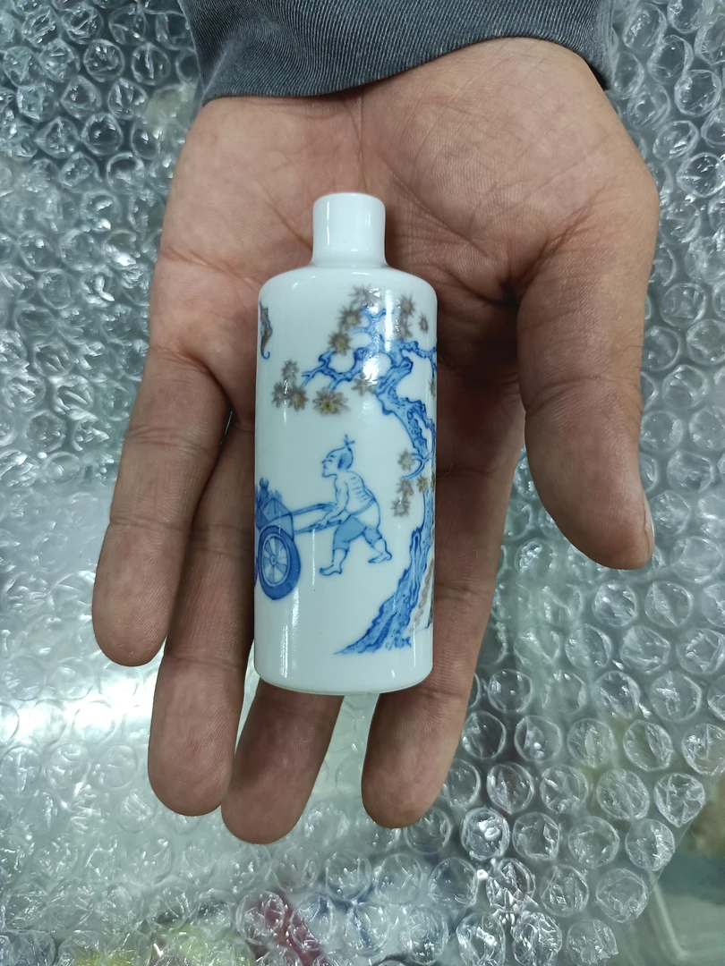 钟馗嫁妹鼻烟壶青花