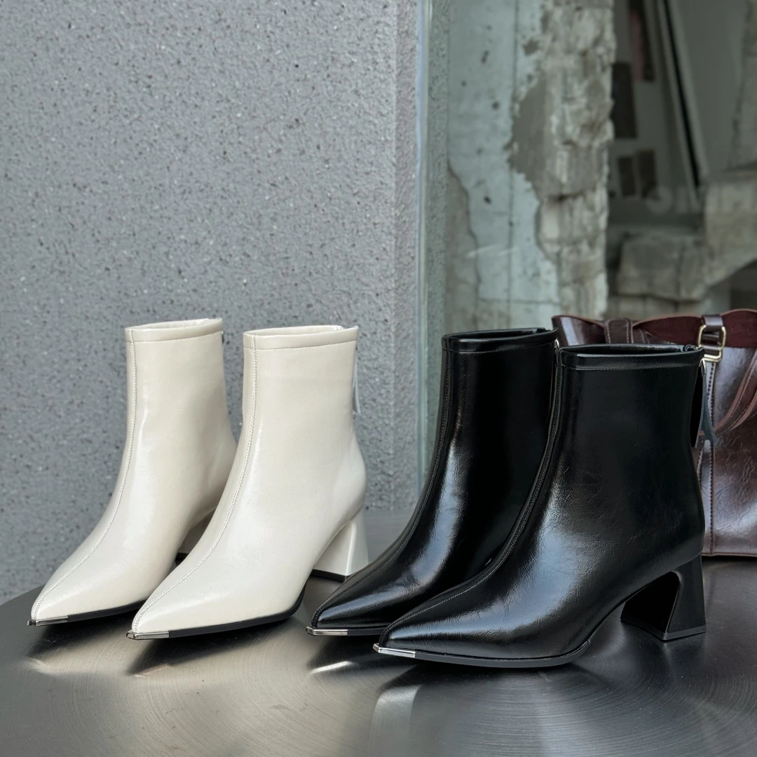 J246068《镇店之宝》   新款时尚百搭粗跟尖头短靴加绒