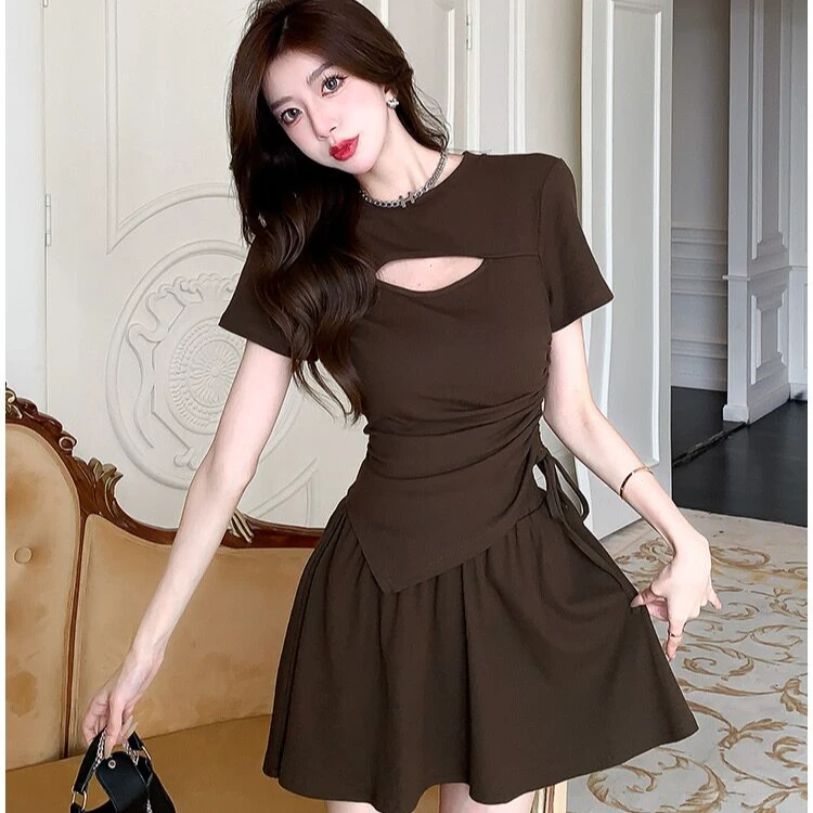 运动套装女夏季新款时尚通勤镂空抽褶不规则上衣+小众裙子两件套