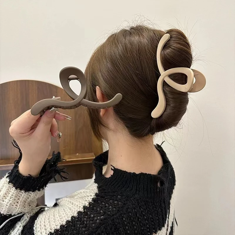 美拉德鲨鱼夹高级感后脑勺盘头发抓夹简约磨砂百搭网红大号发夹