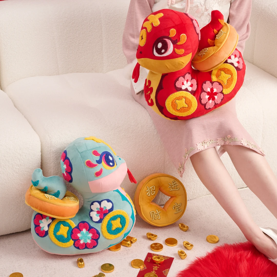 招财进宝玩偶2025新年客厅沙发腰靠垫蛇年喜庆生肖礼品吉祥物
