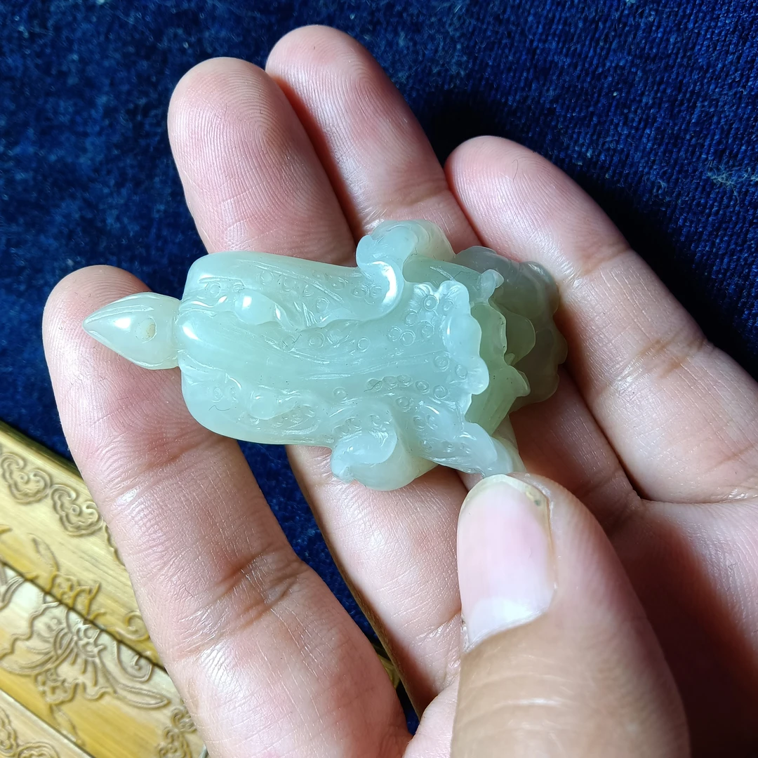 青海和田玉吊坠白菜，手工雕刻料子细润抛光净货