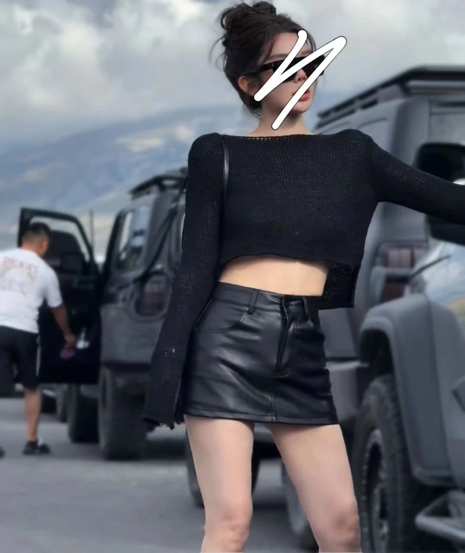 早秋新款镂空长袖针织衫女复古港风穿搭短款毛衣+高腰显瘦皮裙