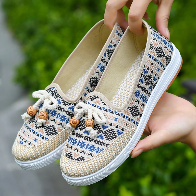 新款老北京布鞋女春秋软底防滑妈妈鞋平底网面中老年时尚休闲鞋子