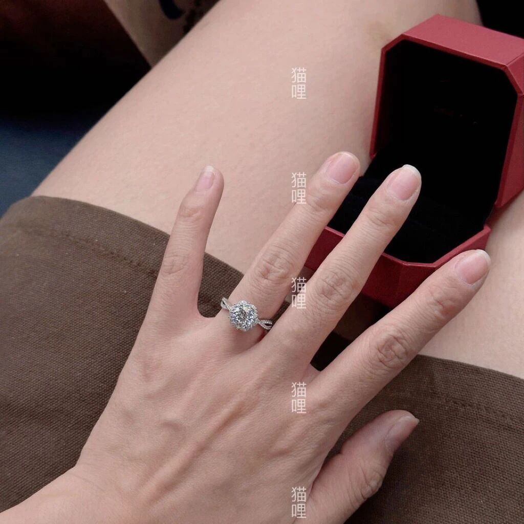 【艾沙公主】0.5-2克拉/925银莫桑 女戒豪镶七夕礼物送女友婚戒