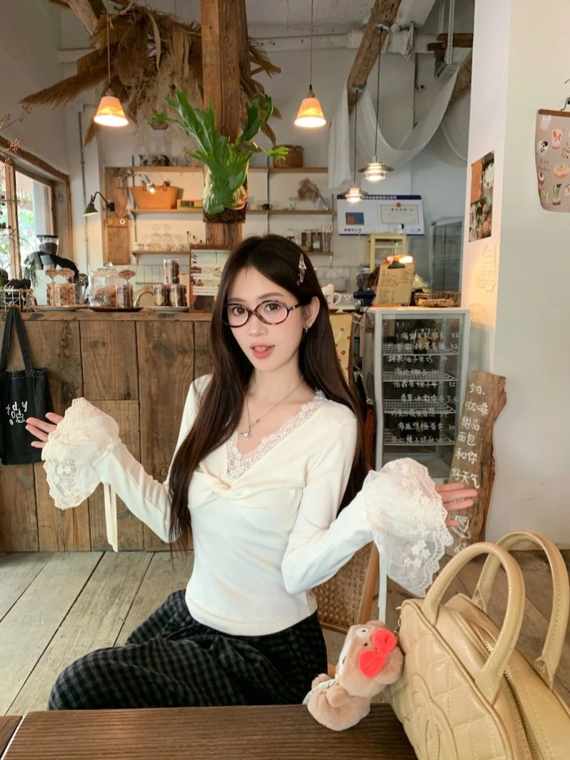 法式蕾丝边V领喇叭袖打底衫t恤女秋冬纯欲修身简约打底衫长袖上衣