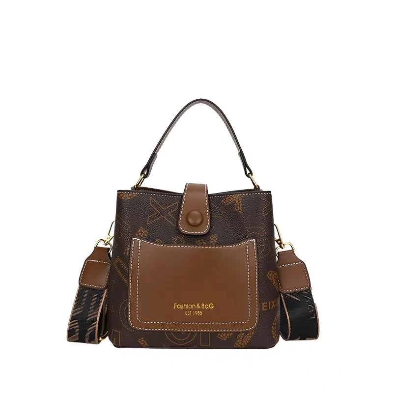 ZUODANLU/佐丹鹿时尚轻奢大字母水桶包时尚百搭斜跨包