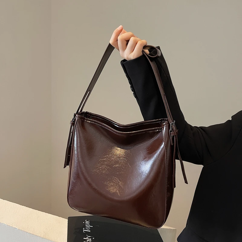 时尚复古大容量包包女秋冬高级质感通勤单肩包百搭宽带斜挎水桶包