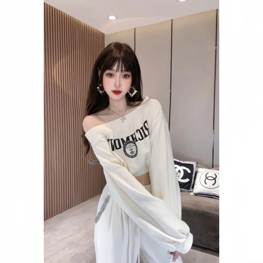 白色字母印花一字露肩长袖卫衣女秋季慵懒风休闲纯欲短款辣妹上衣