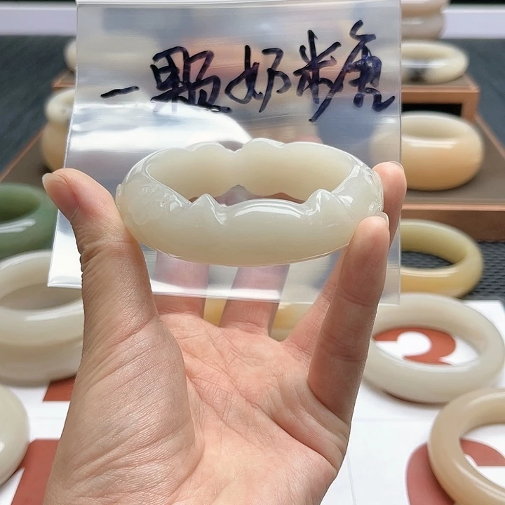 石英质玉手镯未镶嵌一**糖
