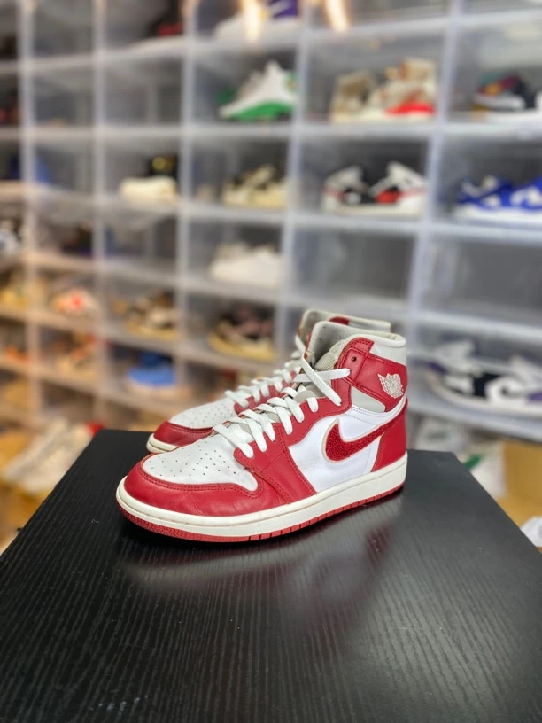 aj1灰红休闲鞋/42/已精洗/全新参考价1218