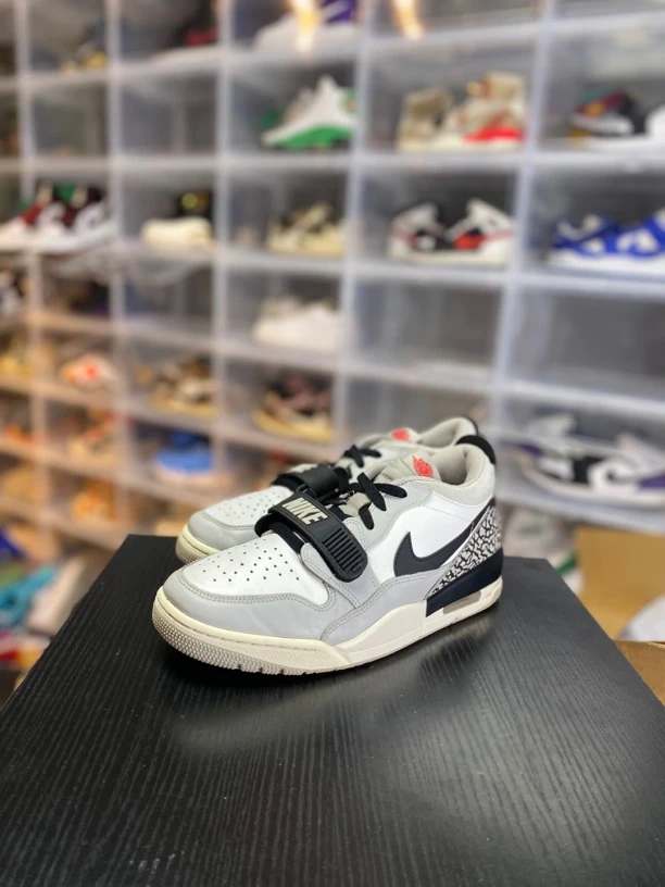 aj312灰白休闲鞋/43偏小适合42/已精洗/全新参考价959