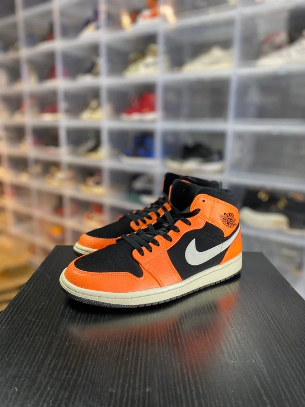 aj1黑橙休闲鞋/44.5/已精洗/全新参考价1975