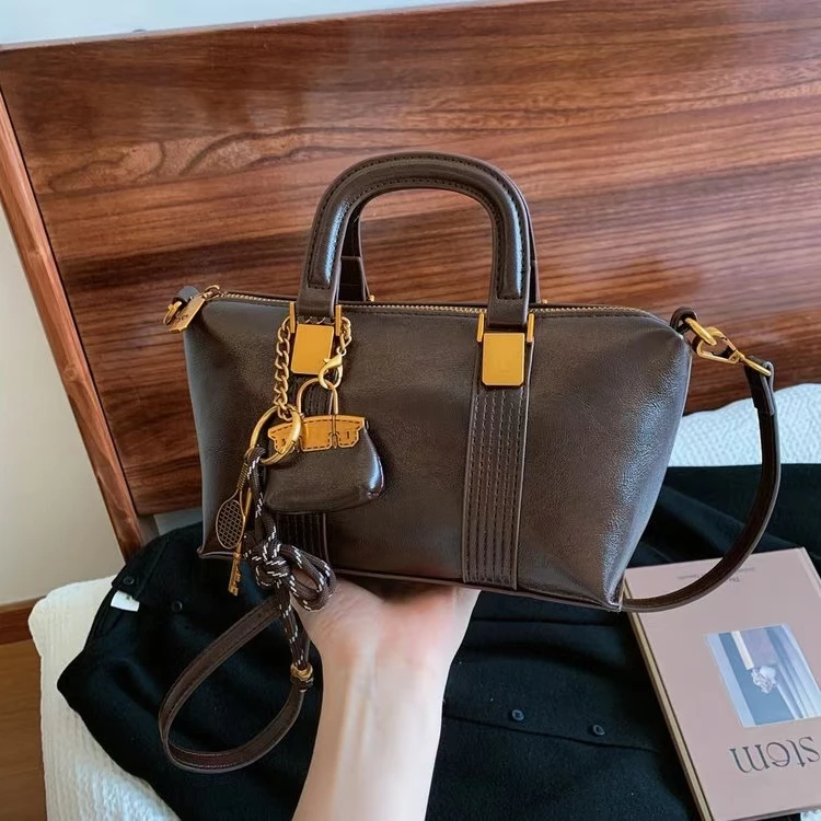 8059 咖色（长21厘米高14厘米）时尚百搭包包（无礼盒）带挂件