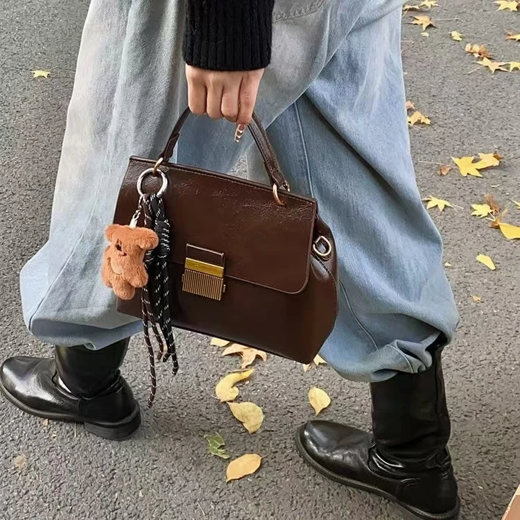 7551 咖色 （长22.5厘米高19厘米）时尚百搭包包（无礼盒）不带挂件