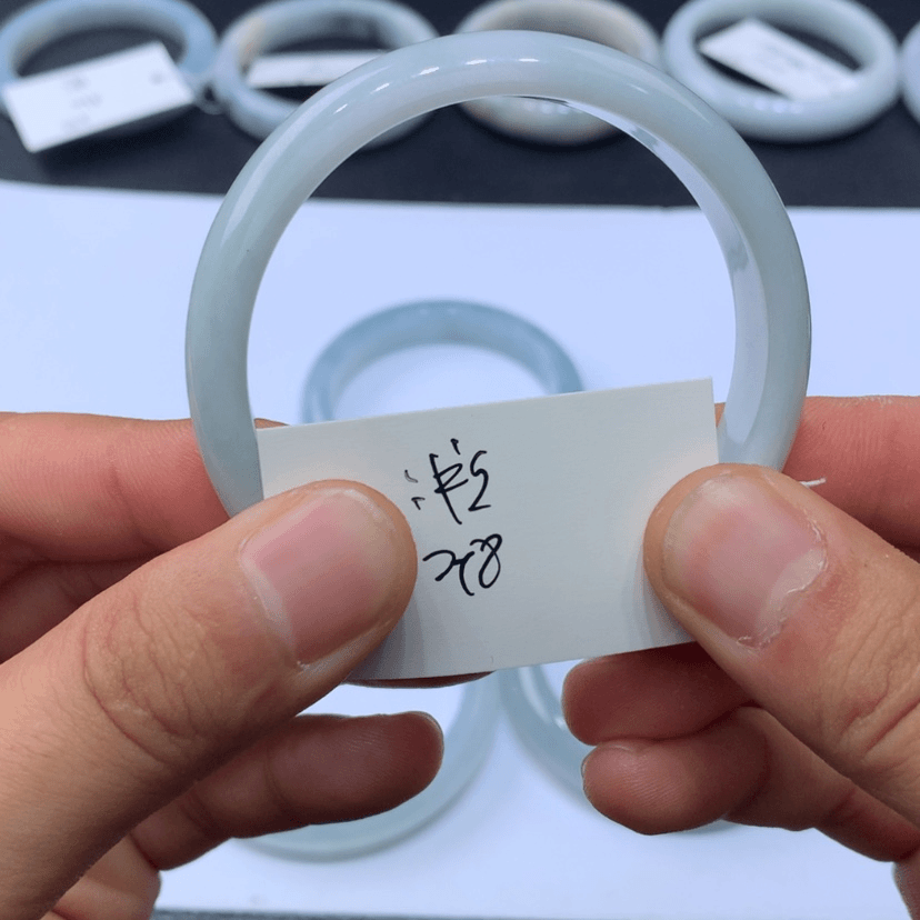 【闪购商品】翡翠手镯未镶嵌浅***?