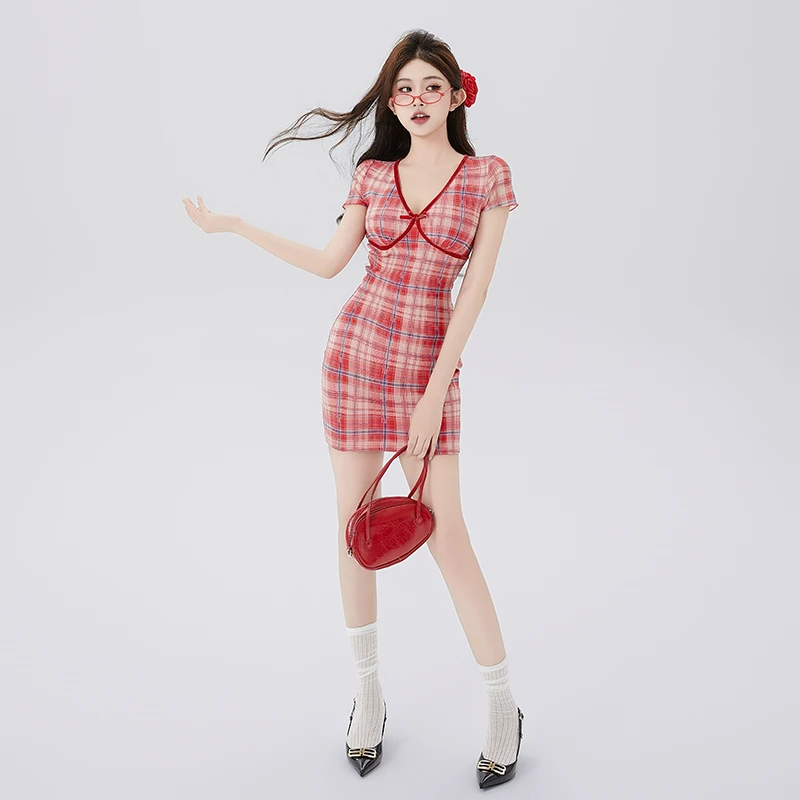 纯欲少女风V领蝴蝶结红格短袖连衣裙夏季气质修身显身材包臀短裙