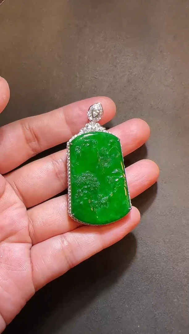 【闪购商品】翡翠颈饰18K金镶嵌山水牌（配银链子）